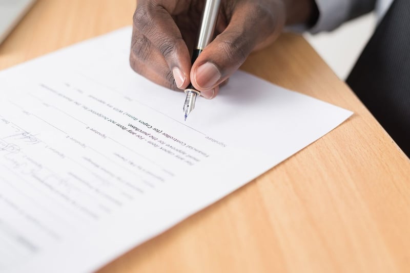 Comment gérer la paie d'un premier salarié en TPE sans stress